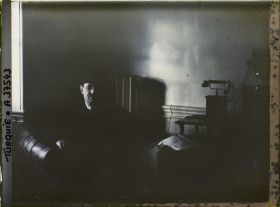 Image représentant Abdul Alik Bey; Gouverneur de la province d'Izmir dans son bureau