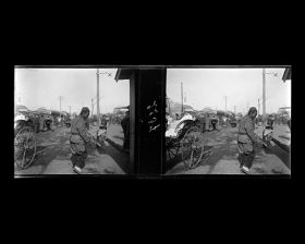 Image représentant scène de rue sur Dingzijie ("rue en Forme de T"), appelée aussi Bamiancao (lieu-dit "l'Auge à Huit Faces")