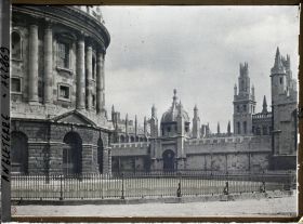Image représentant La Radcliffe Science Library. A droite, la Bodleian Library et le All Souls College