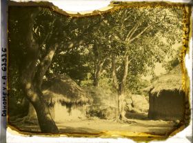 Image représentant Case de fétiche sur la place du village de Kétou (?)