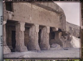 Image représentant null Hypogées au pied de la falaise