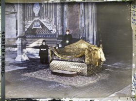 Image représentant Le Bayram Tahti ("Trône de cérémonie") installé le jour de l'investiture du Calife au Topkapi-Sarayi (" palais de la Porte-du-Canon ")