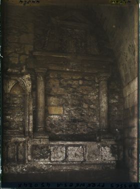 Image représentant France, Bayonne, Le Cloître de la Cathédrale, Tombeau ancien