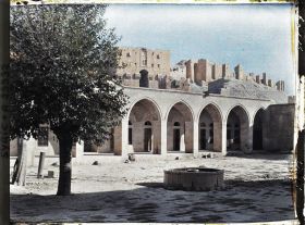 Image représentant Vue de la citadelle depuis la cour intérieur de la mosquée et madrasa Khusruwiyya au sud-ouest