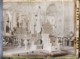 Image représentant Dans l'Arg (la citadelle royale), au premier étage du Palais du Golestan, dans la Salle des trônes, les trônes Naderi et du Paon (Takht-i-Tavous), à l'arrière-plan