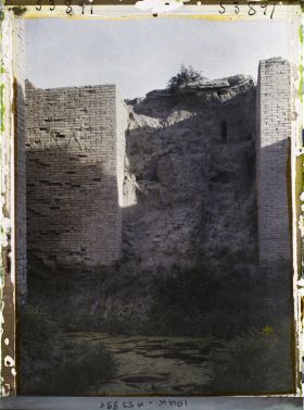 Image représentant La porte d'Ishtar (déesse de la fécondité), en briques, haute de plus de 12 mètres (VIe siècle avant J.-C.)