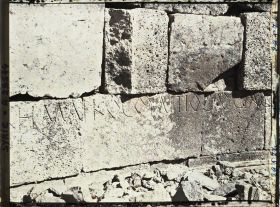 Image représentant Inscription en caractères grecs sur les murs du théâtre