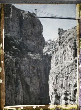 Image représentant Algérie, Constantine, Au fond des gorges, Vue vers la passerelle de la Médersa