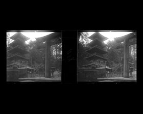 Image représentant La pagode à cinq étages et le grand torii de granit marquant l'entrée du sanctuaire Tôshôgû