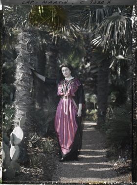 Image représentant La baronne Bertha von Schoen dans le jardin d'Albert Kahn