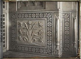 Image représentant Panneau de marbre ciselé encadré de frises en pietra dura décorant l'un des vestibules du Taj Mahal