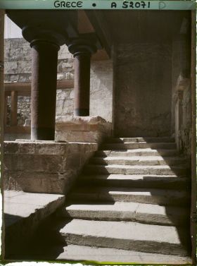 Image représentant Dans l'aile orientale du palais, au bas d'un escalier venant de la cour centrale, le Péristyle précédant le Megaron (appartement) du Roi, ("Salle des colonnes")