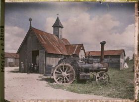 Image représentant France, Fresnes en Woëvre, L'Eglise et un tracteur agricole