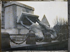 Image représentant La statue de Frédéric III de Prusse (place Raymond Mondon) déboulonnée