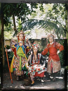 Image représentant Trois acteurs du Théâtre Saïgonnais, en costume de scène, dans un jardin