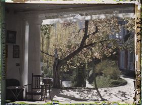 Image représentant dans le Jardin du Palais royal (Bâlâ Bâgh, "jardin d'en haut"), vue sur le jardin privé depuis la terrasse couverte du pavillon