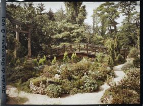 Image représentant Rocaille et pont du " sanctuaire japonais " au pied d'un torii, vus en direction du quai du 4-Septembre