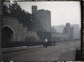 Image représentant Un jeune garde devant la Tour de Londres