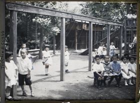 Image représentant Ecole d'Aoyama, enfants et balançoires