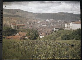 Image représentant Espagne, Bilbao, L'ensemble de Bilbao vu de l'Est vers l'Ouest vignes au 1er plan.