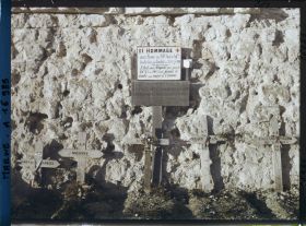 Image représentant France,  Au fort de la Pompelle : Tombes de 5 Soldats tombés au 1914