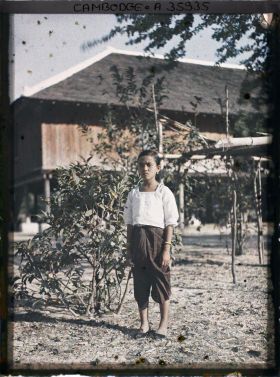 Image représentant Une fillette devant une habitation