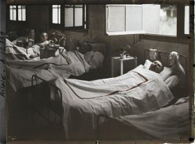 Image représentant A l'hôpital Saint-Paul, trois soldats blessés à Laffaux, une des offensives, en mai 1917, de la bataille du Chemin des Dames