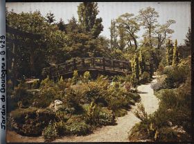 Image représentant Rocaille et pont du " sanctuaire japonais " au pied d'un torii, vus en direction du quai du 4-Septembre