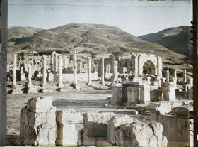 Image représentant L'ancien forum et l'arc sur le cardo maximus, vestiges de la cité antique Cuicul