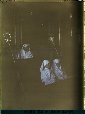 Image représentant Membres de la confrérie des Pénitents blancs dans la chapelle du même nom