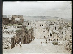 Image représentant La cour vue du sud en direction du nord
