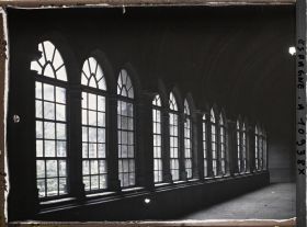 Image représentant Espagne, Santander, Dans le Cloître de la Cathédrale (XIIIe S.) vue à travers verre