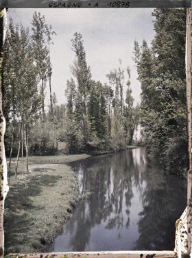 Image représentant Espagne, Léon, Un Coin de la petite Véga de Leon près de Rio Bernesga, un moulin dans le fond