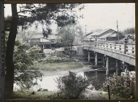 Image représentant La petite section du double pont Karahashi sur la Setagawa, vu de l'îlot central