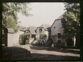 Image représentant La place du village avec la fontaine