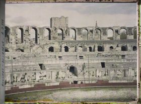 Image représentant L'intérieur de l'amphithéâtre romain dit arènes