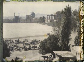 Image représentant La place Naghsh-e Jahan ou Meydan-i-Chah (place Royale), vers la mosquée du Chah au sud et le palais d'Ali Qapu à l'ouest
