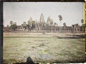 Image représentant La pyramide à trois niveaux formant le temple-montagne, dominée par les cinq prasat (tours-sanctuaires) du massif central