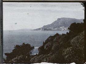 Image représentant Paysage maritime vu en direction de Monaco, à proximité de la villa Kahn, dite villa Zamir