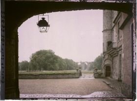 Image représentant Le parc et l'aqueduc vu depuis la voûte du logis principal du château