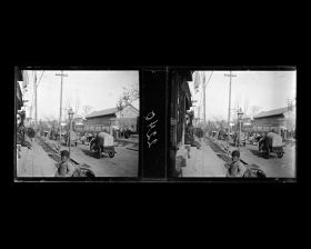 Image représentant Scène de rue sur Dingzijie ("rue en Forme de T"), appelée aussi Bamiancao (lieu-dit "l'Auge à Huit Faces")