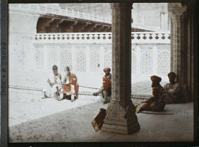 Image représentant Des gardes en costumes anciens sur une terrasse dans le fort Rouge (Lal Qila)