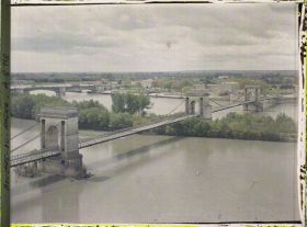 Image représentant Le pont suspendu sur le Rhône reliant Beaucaire à Tarascon