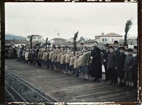 Image représentant Accueil par des écoliers du général Gouraud en visite en Cilicie