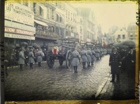 Image représentant Oise, Beauvais, Les obsèques du Dirigeable Britannique File de prolonges transportant 2 Cercueils