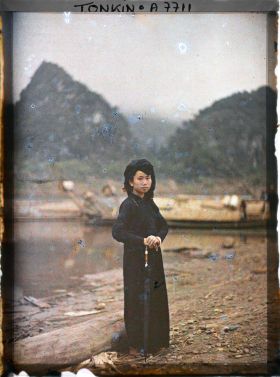 Image représentant Une des femmes faisant partie d'un convoi arrivant du Laos et de la région de Dien bien phu (?)