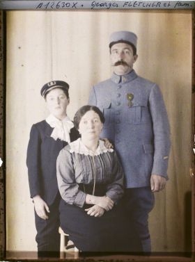 Image représentant Le jardinier Georges Fletcher avec sa femme Berthe et son fils André