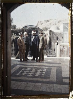 Image représentant Le Professeur Jean Brunhes, deux militaires français et son Excellence Moutesarif Kenali (Gouverneur ?)