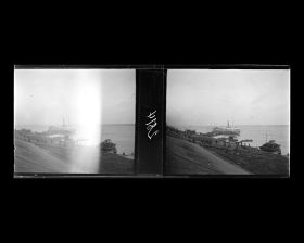 Image représentant Au bord du Yangzijiang ("fleuve Bleu"), un navire à passagers amarré à un ponton abrité servant d'embarcadère