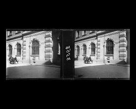 Image représentant Sichuan Road, actuelle Sichuanlu ("rue du Sichuan"), dans la Concession internationale. Un porteur avec une brouette à roue unique, devant la façade du bâtiment de la poste allemande (Shuxinguan).